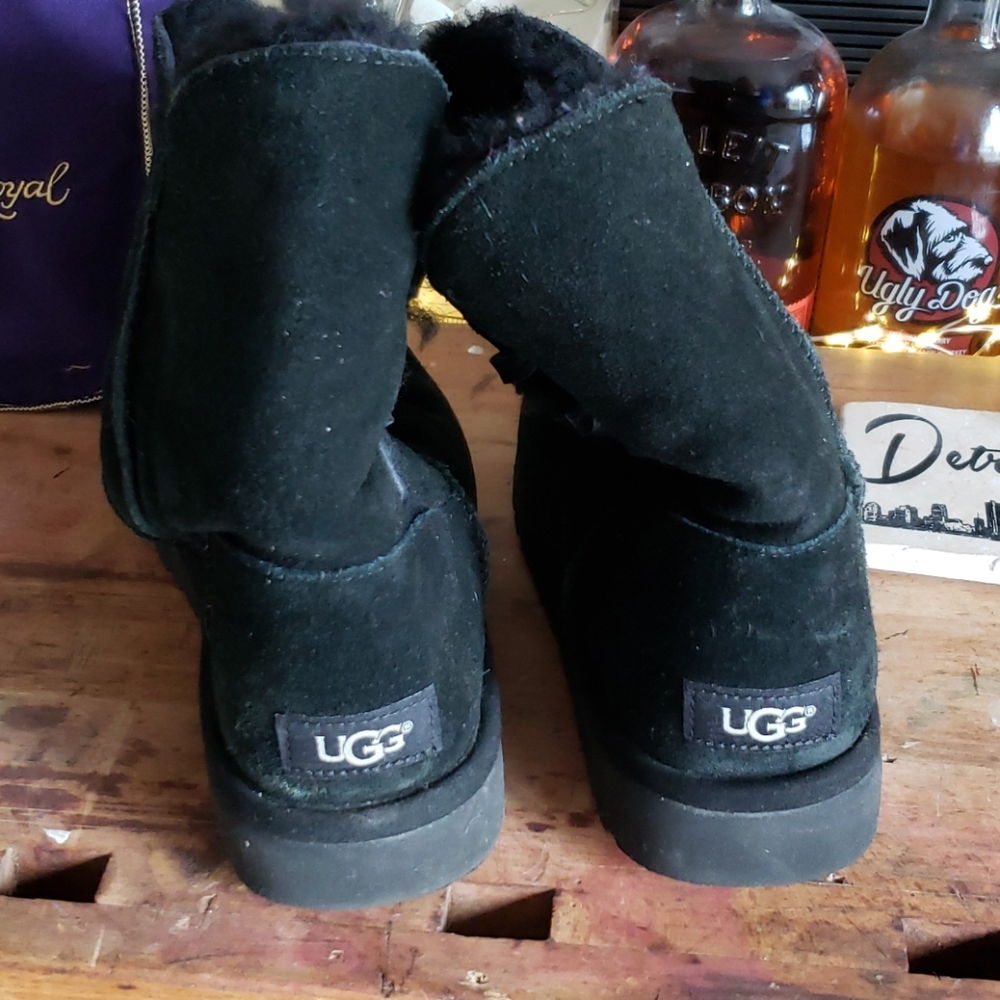Ugg size 8 boots. Black